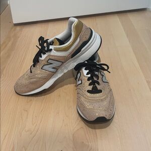 New Balance 997H women’s gold sneaker. US 9.